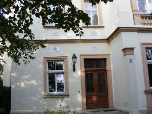 Rudolf Eucken villája, Jena, Forstweg 22. A villa falán látható Hodler emléktáblája is.